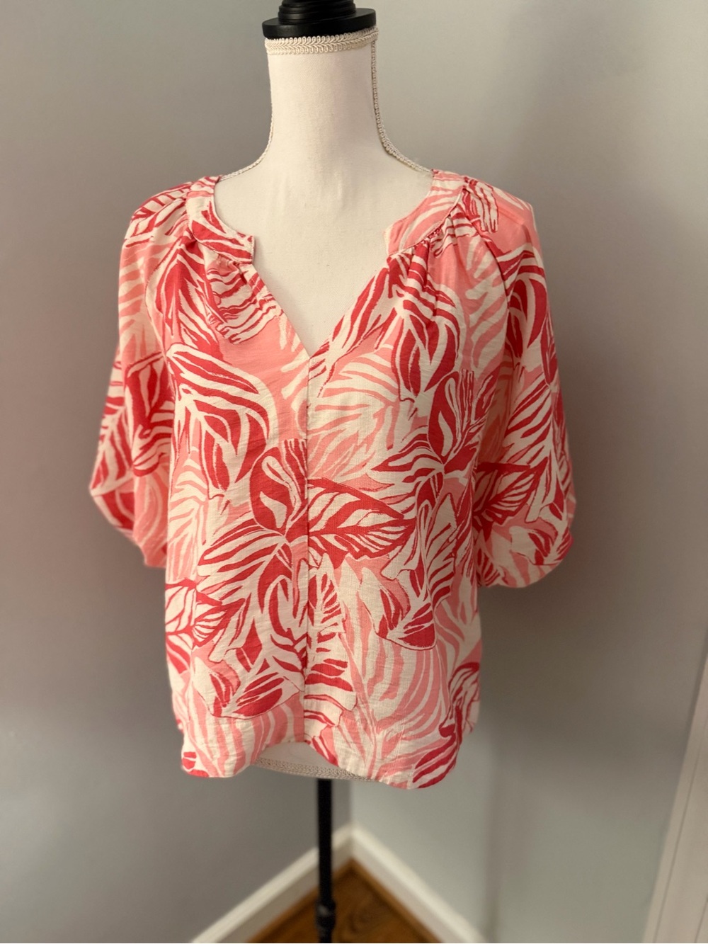 Floral Blowsy top pinks white. Size small. Balloon sleeves.